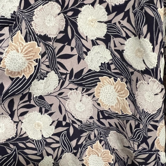 Danielrainn floral blouse hi/lo hem. - Picture 2 of 4